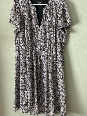 MSK Black and Cream Floral Pleated V-Neck Dress